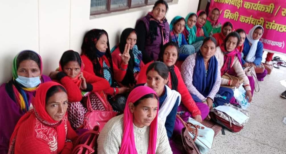 Anganwadi workers standing on dharna even in heavy rain