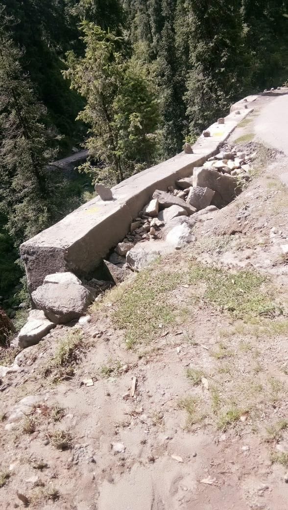 Travel dangerous on Khajjiar-Lakkamandi route