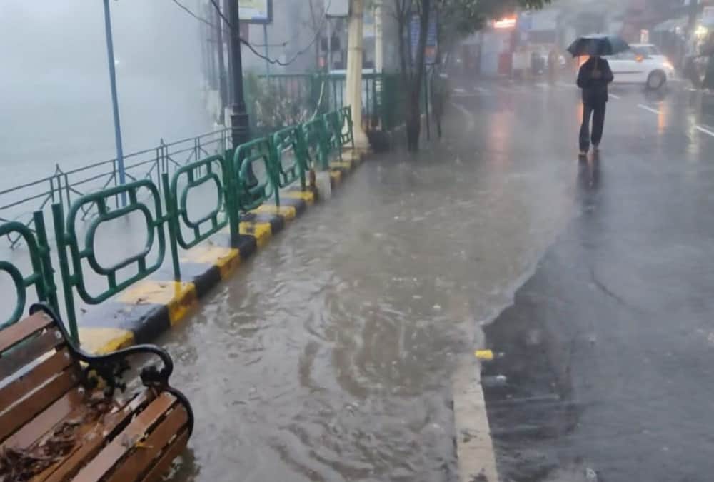Uttarakhand Weather Update: Naini Lake Overflow and Water Flow on Mall road in Nainital Photos