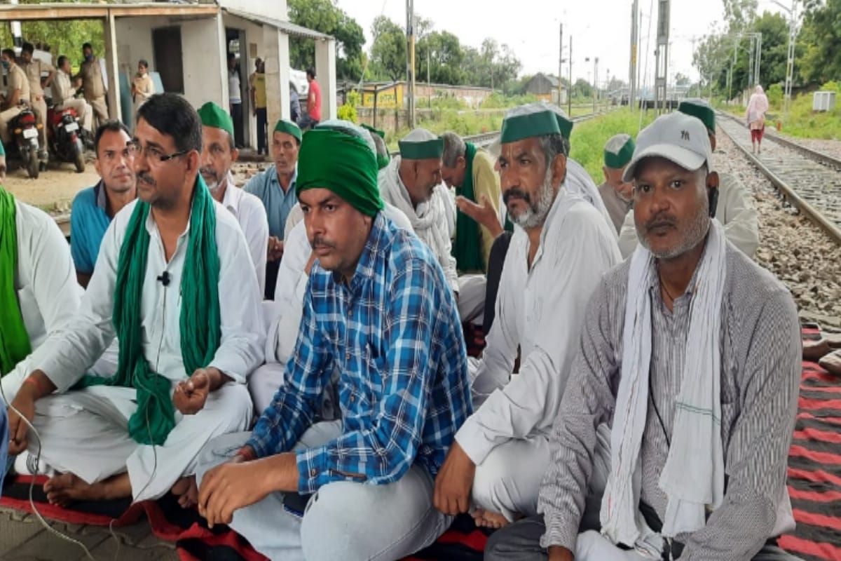 Farmers occupied railway track: Trains jammed in western UP, dozens of rails stopped
