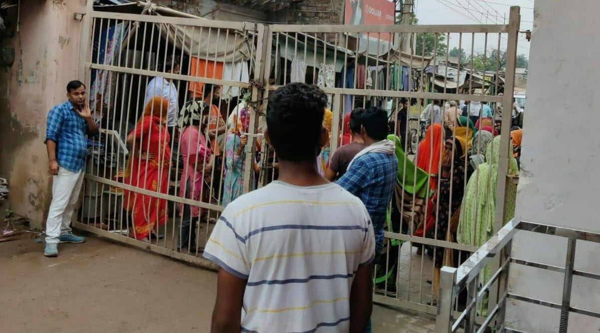 Farmers closed the gates of grain market due to non-availability of fertilizers