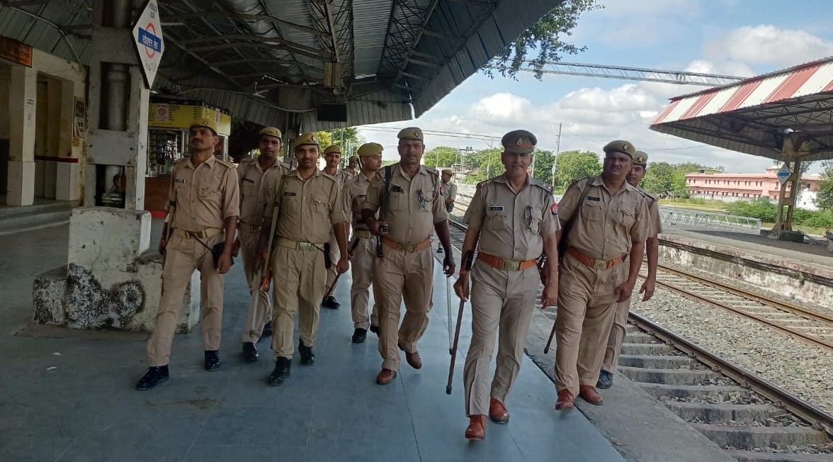 Neutral Rock movement, the tracks and stations in the circle of police