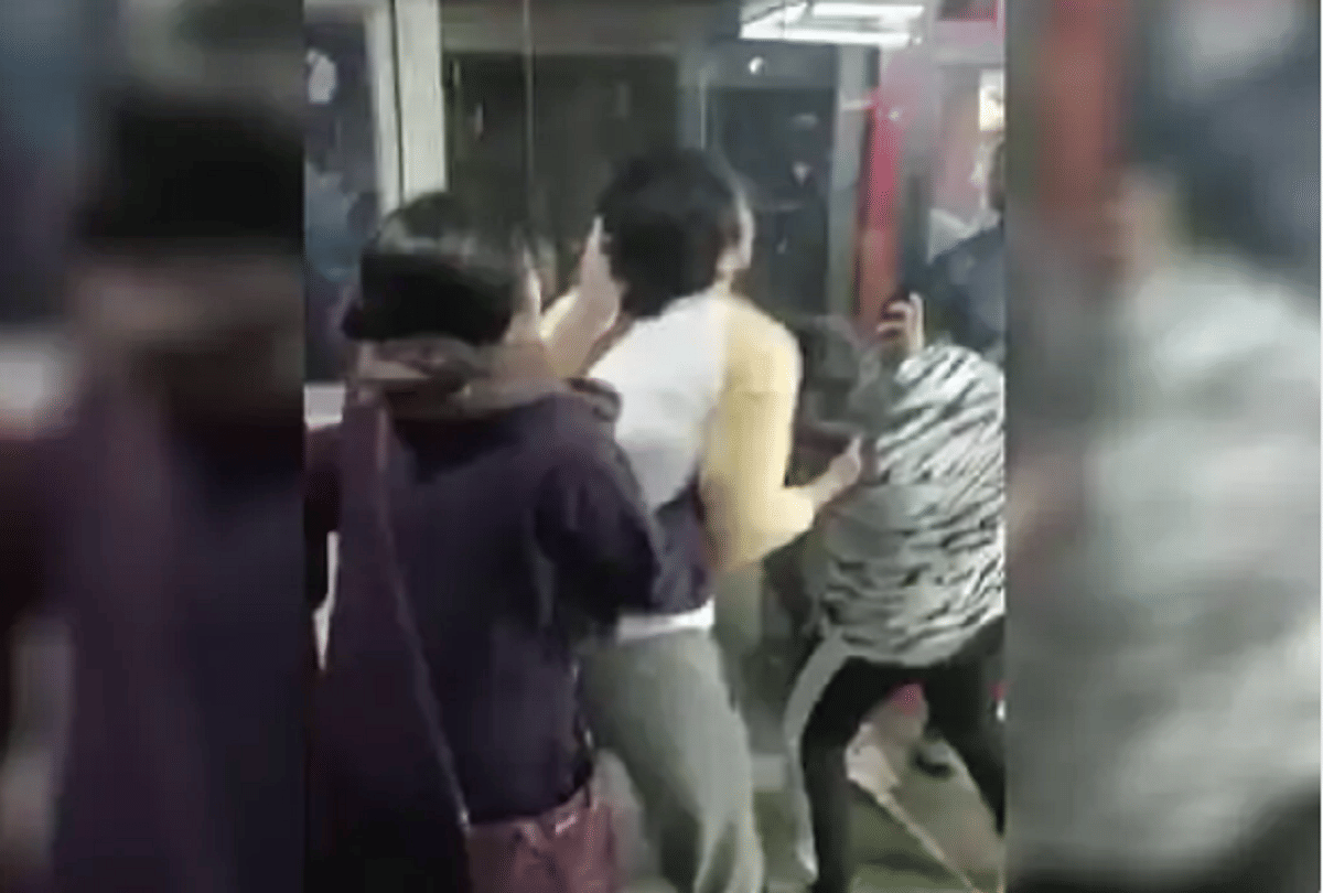 Madhya Pradesh Husband caught with girlfriend in gym, wife thrashed with slippers