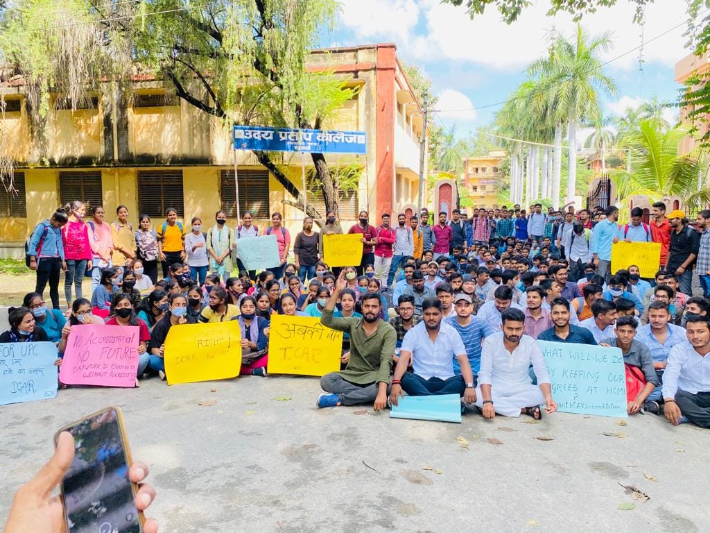 UP College varanasi student sat on protest demanding accreditation from ICAR