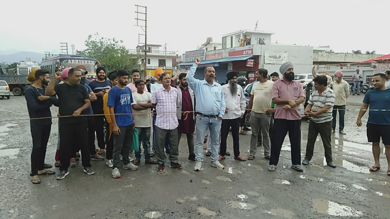 IN PONTA PEOPLE STRIKE  ON THE ISSUES OF DAMAGEA THE NH ROAD PONTA SAHIB