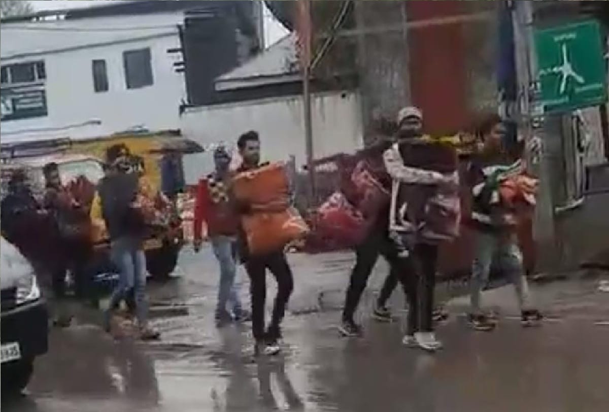 migrant workers leaves from Kashmir Srinagar after target killings of non Kashmiris by terrorists