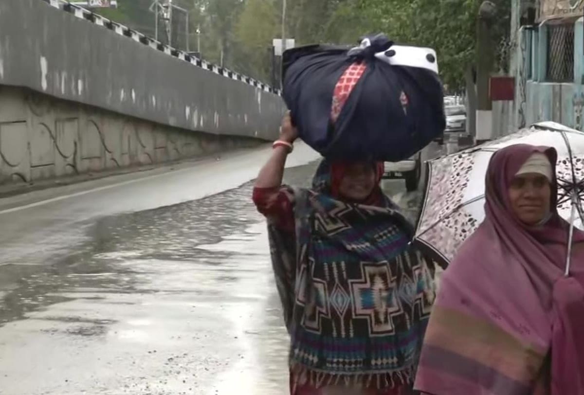 migrant workers leaves from Kashmir Srinagar after target killings of non Kashmiris by terrorists