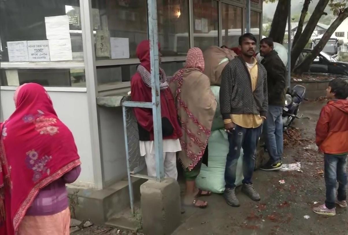 migrant workers leaves from Kashmir Srinagar after target killings of non Kashmiris by terrorists
