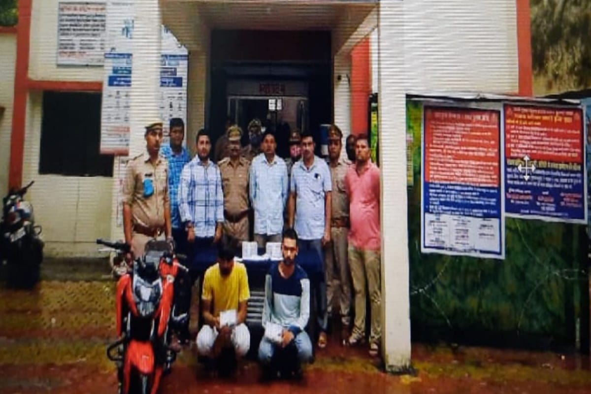 UP Crime News: Police has arrested two accused with bike and 63 thousand rupees in loot case