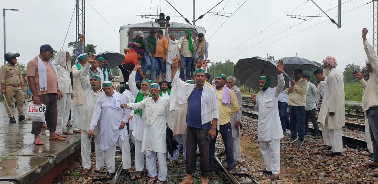 Bhakiyu stopped train in protest against Lakhimpur Kheri violence and agricultural laws
