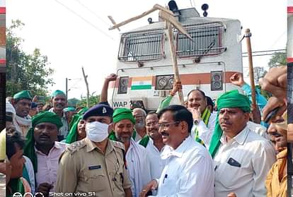 Mahoba: Police administration alert for rail roko movement of farmers, police force deployed at railway station
