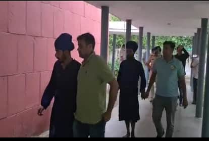 हत्या आरोपियों को कोर्ट में लेकर जाती पुलिस