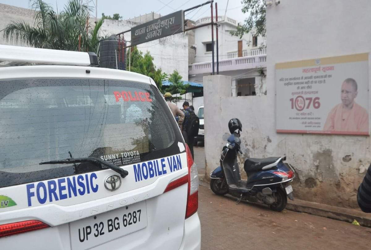 Agra police station cash stealing case police searching for the sweeper