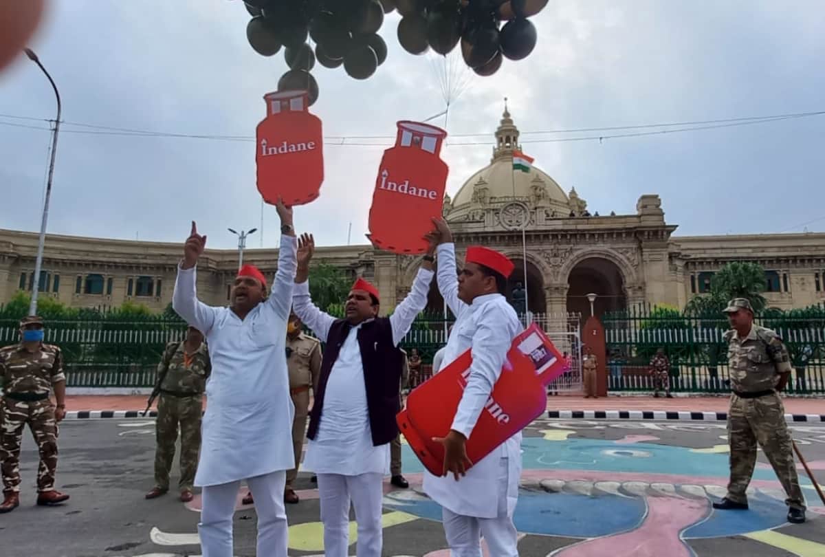 Congress and SP protest against price rise and Lakhimpur Khiri incident.