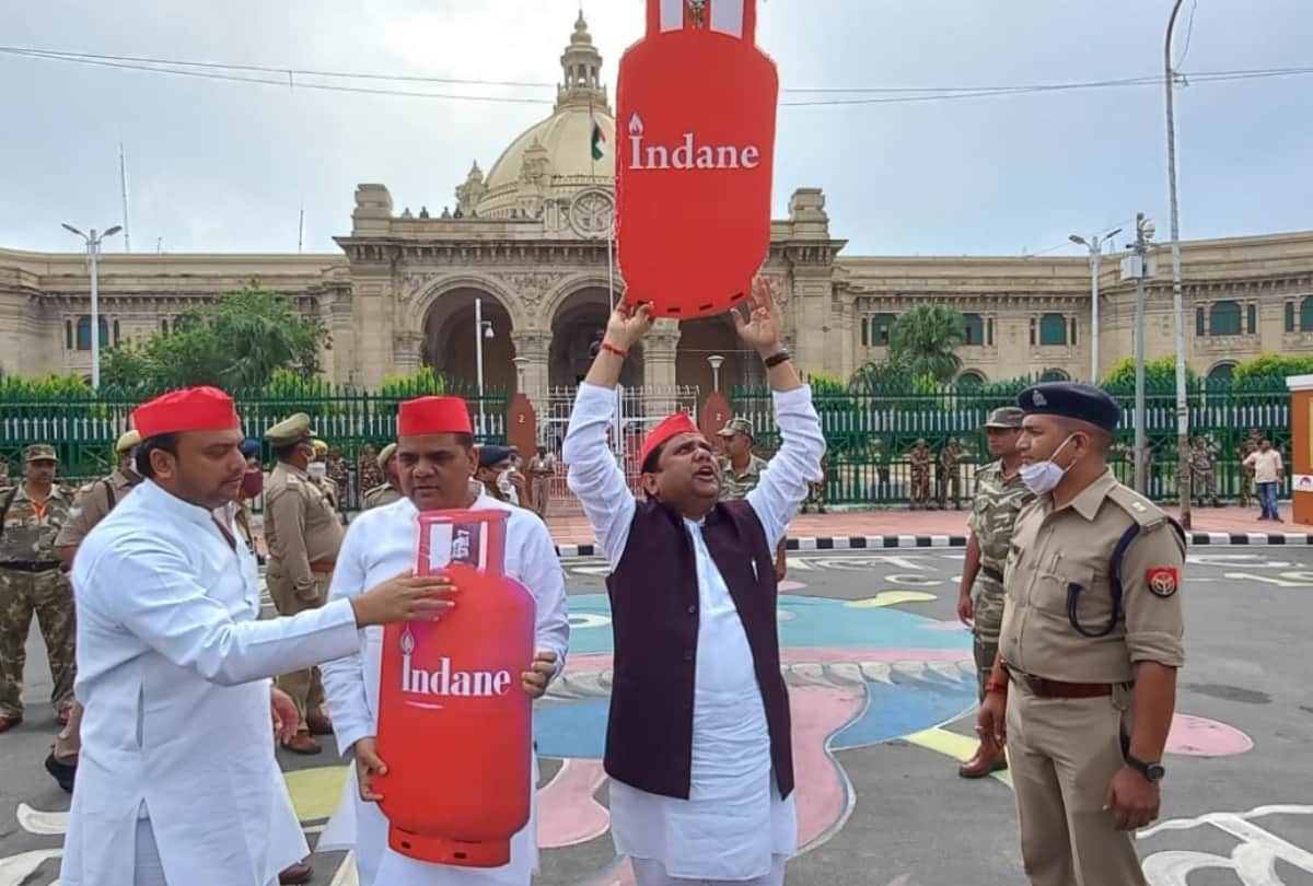 Congress and SP protest against price rise and Lakhimpur Khiri incident.