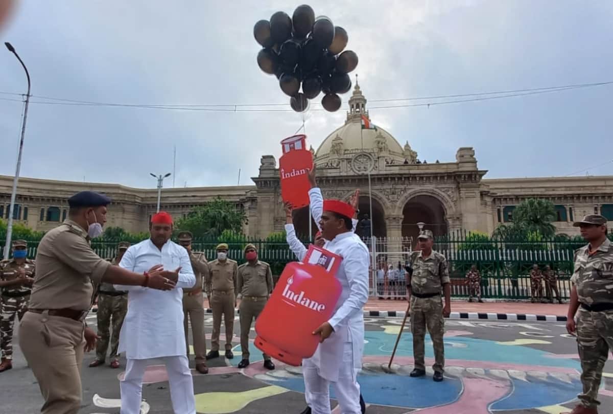 Congress and SP protest against price rise and Lakhimpur Khiri incident.
