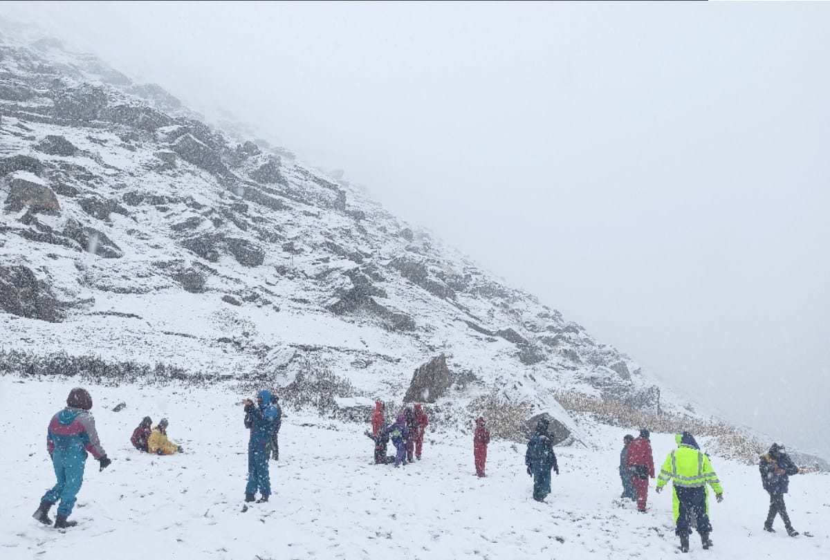 himachal weather update: Peaks covered white sheet of snow in state, rainfall in other parts, many roads closed