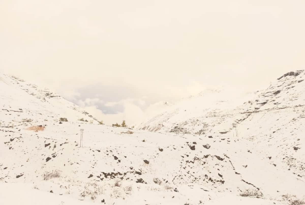 himachal weather update: Peaks covered white sheet of snow in state, rainfall in other parts, many roads closed