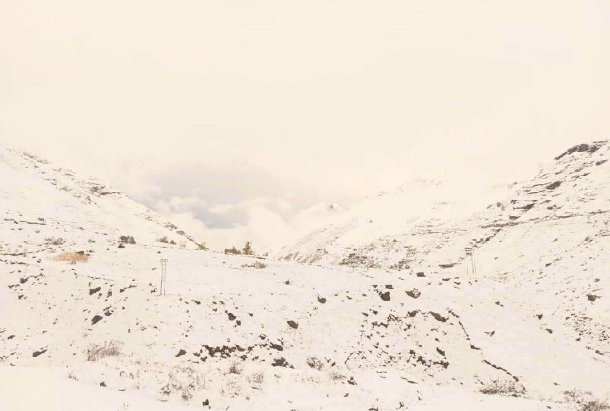 himachal weather update: Peaks covered white sheet of snow in state, rainfall in other parts, many roads closed
