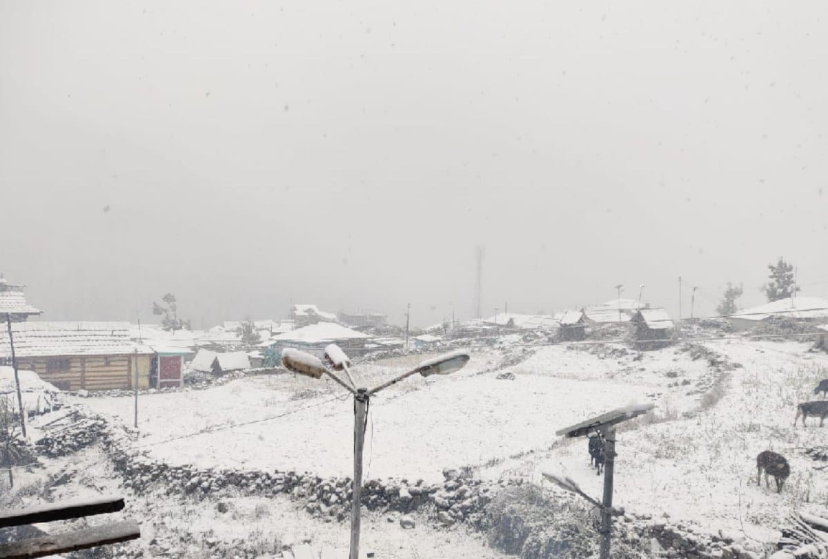 himachal weather update: Peaks covered white sheet of snow in state, rainfall in other parts, many roads closed