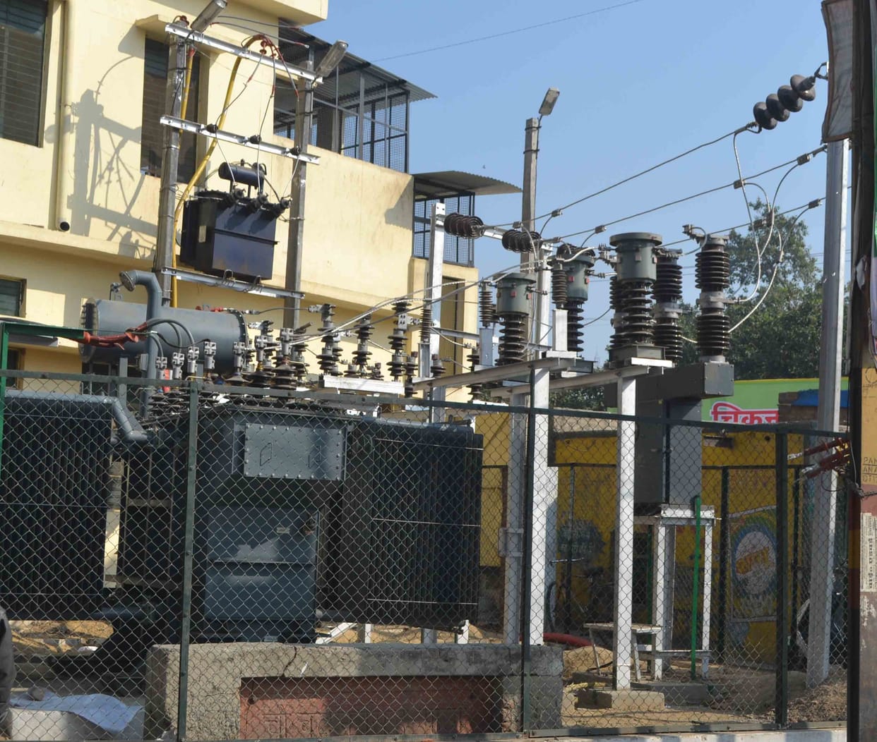 Two meter cable cut, power stalled for five hours in many areas