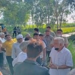 किसानों से बातचीत करते विधायक डॉ. रघुवीर कादियान।