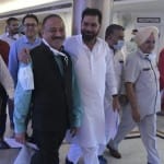 नगर निगम के चुनाव के ड्रॉ के बाद बाहर आते चंडीगढ़ बीजेपी अध्यक्ष अरुण सूद और चंडीगढ़ कांग्रेस अध्यक्ष सुभाष चावला।