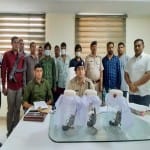 गिरफ्तार आरोपियों के बारे में जानकारी देते पुलिस अधिकारी।