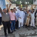 पेयजल संकट के विरोध में निगम के गेट पर रोष जताते लोग।