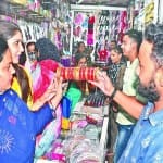 आगरा: बाजार में खरीदारी करतीं महिलाएं