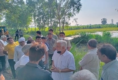 किसानों से बातचीत करते विधायक डॉ. रघुवीर कादियान।