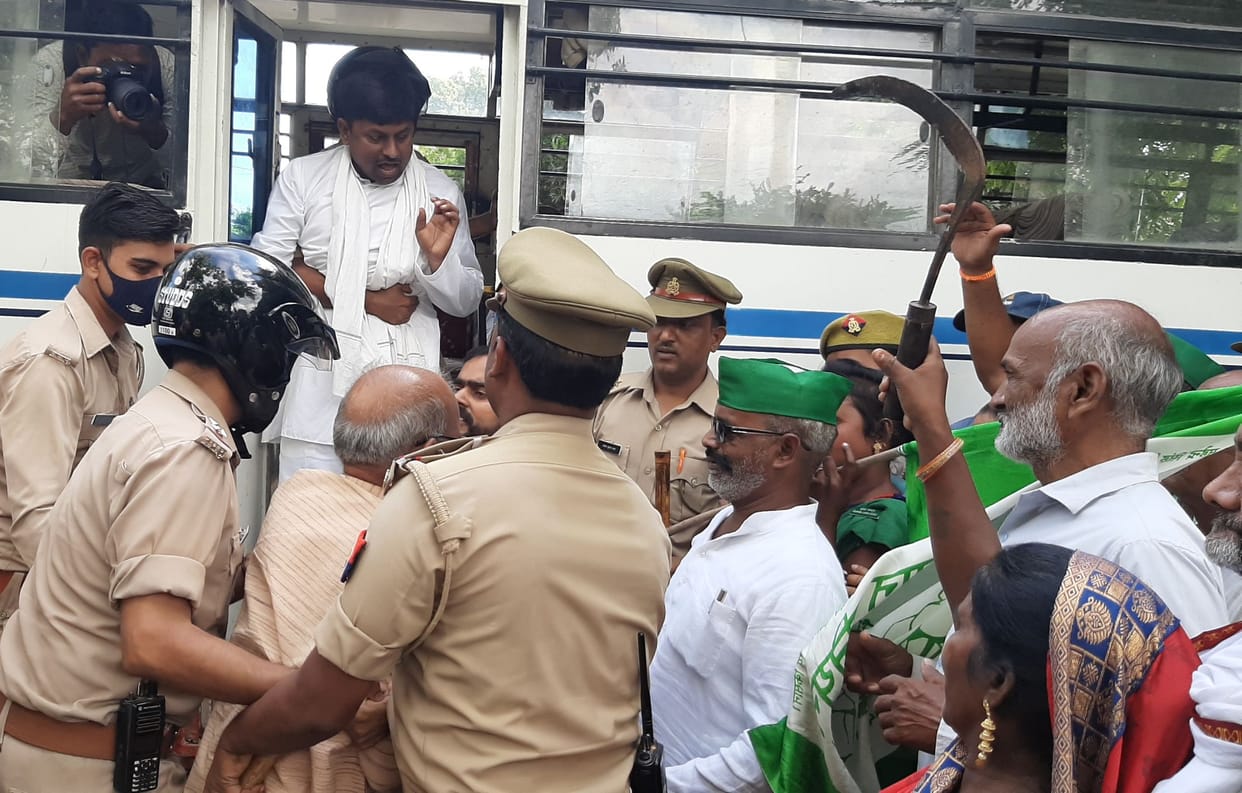The farmers who went to stop the train were arrested from the station, scuffled