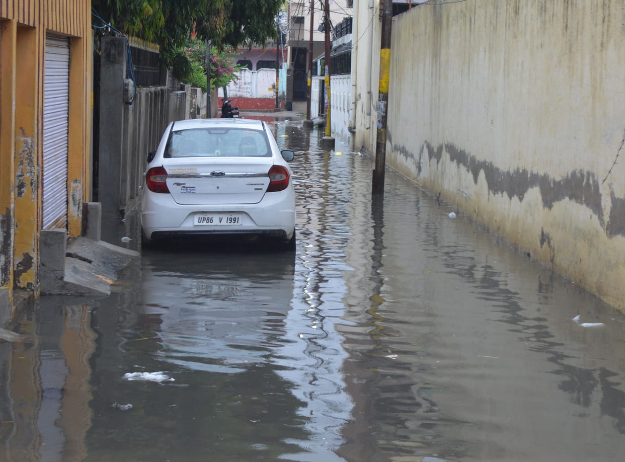 Hathras: Weather turned cold after rain, people upset due to waterlogging