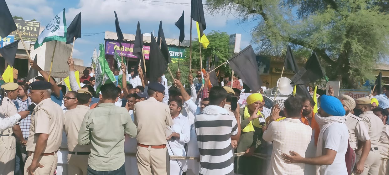 BJP's public meeting under the shadow of police and paramilitary force, standing on the roofs of houses and shops, showed black flags