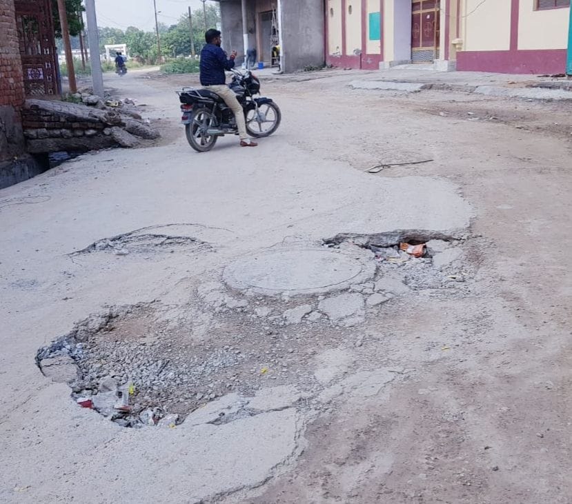 Mohalla residents are facing problems due to road collapse