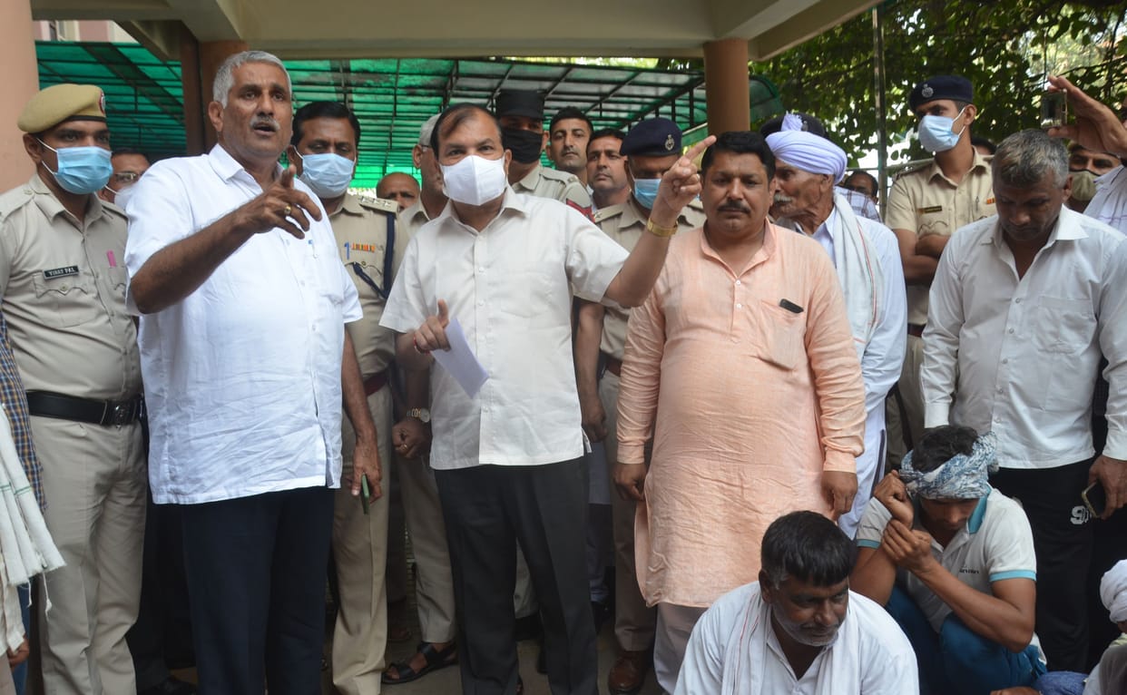 The line engaged for fertilizer at three o'clock in the morning will not be revealed at nine o'clock, angry farmers lock the Mandi gate