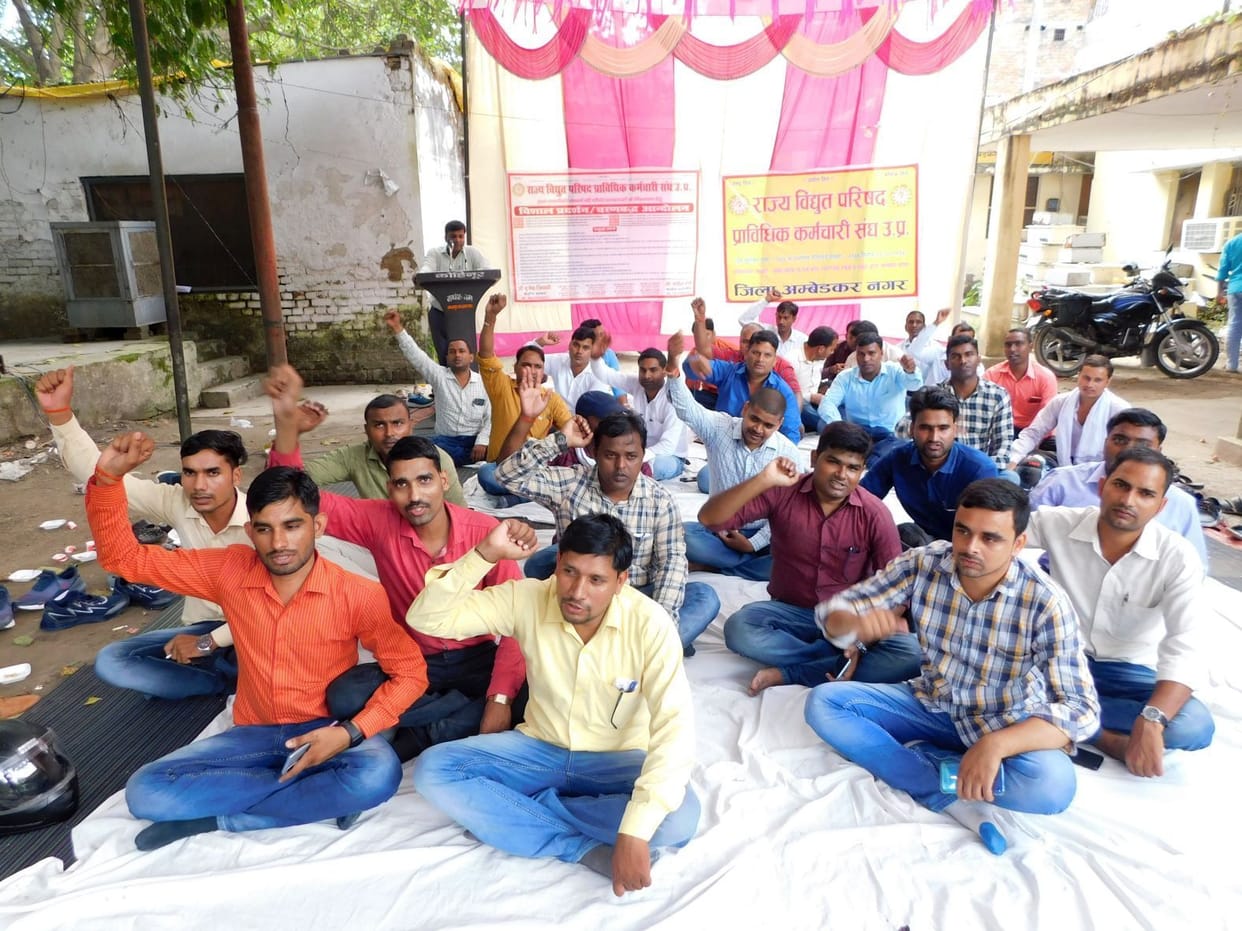 Electricity workers demonstrated regarding the problems