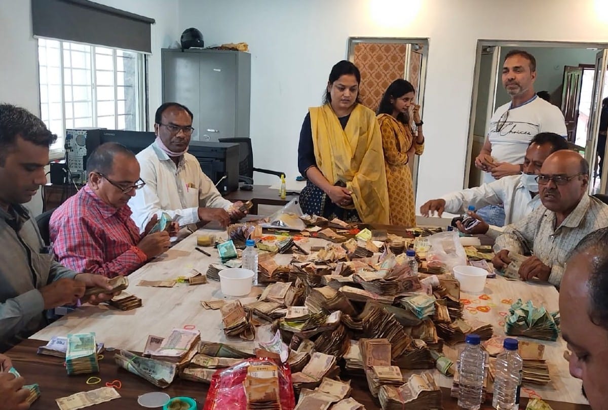 Approx 38 lakh rupees offered to Devas's mata Tekri during Navratri, gold, silver jewelery including Indonesia-Nepal currency also offered