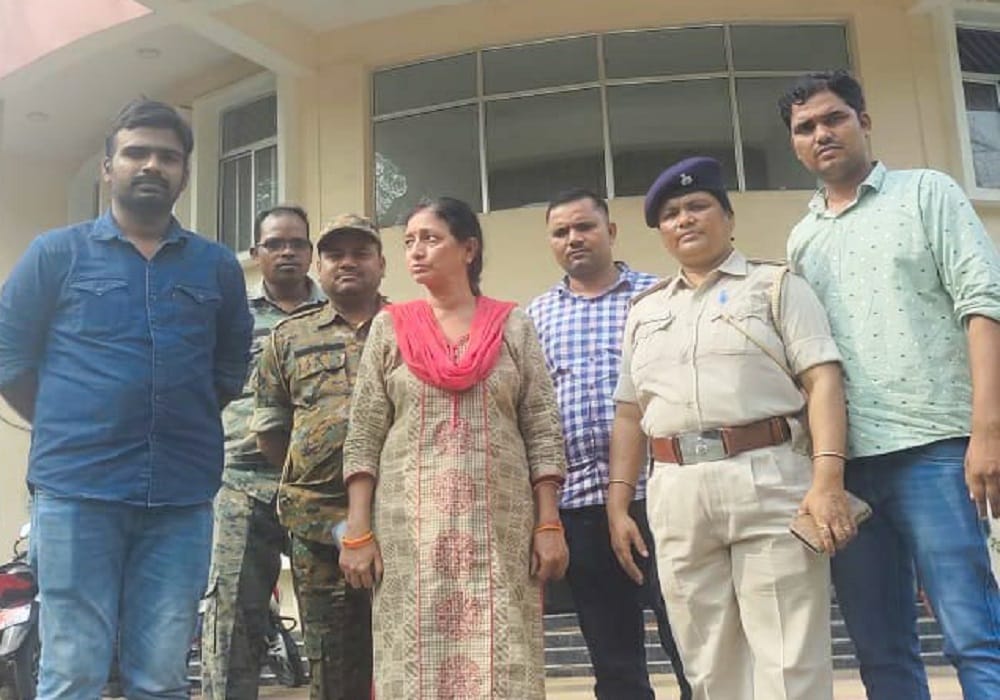 Shine City fraud case Wife of Additional Director  arrested from Dhanbad her husband already in varanasi jail