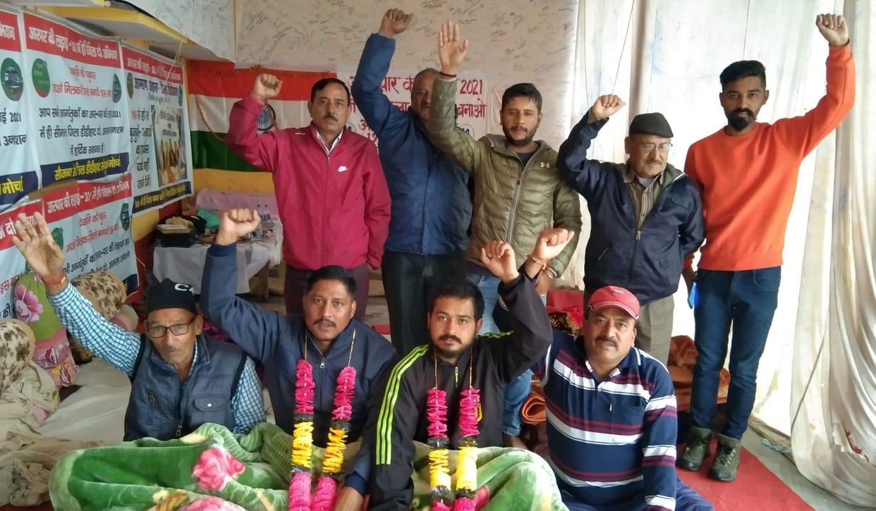 Agitators on hunger strike amid heavy rain and cold