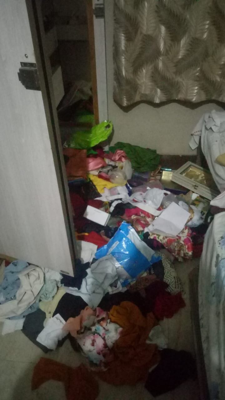 The robbery in the houses by taking the woman hostage in broad daylight