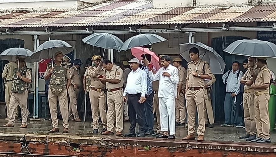 Farmers protest at Maujmpur railway station, trains affected