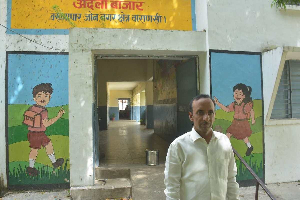 Condition of schools in Varanasi: Thousands of children were hungry due to mid-day meal was not reached got education done by giving biscuits and namkeen 