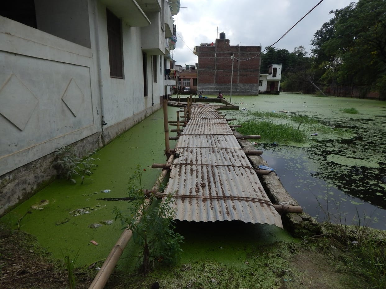 The rain opened the air of drainage system