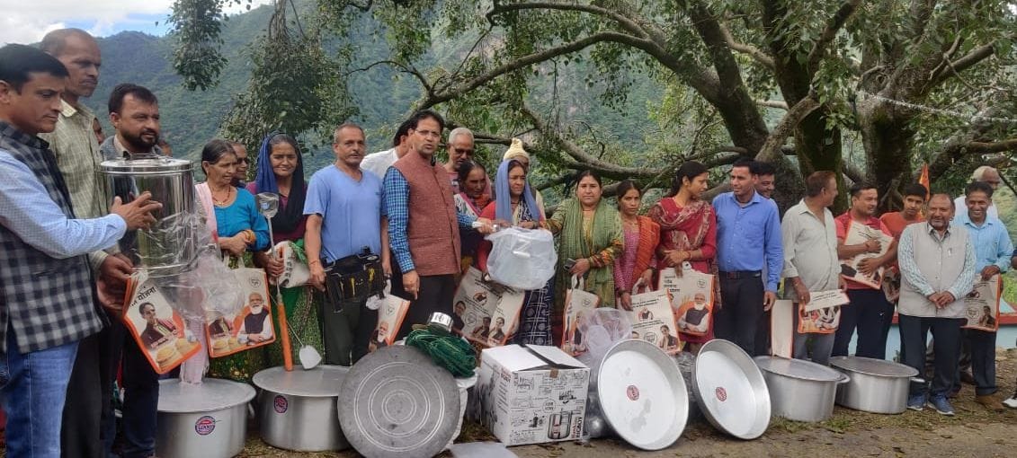 MLA presented utensils to women's mangal parties