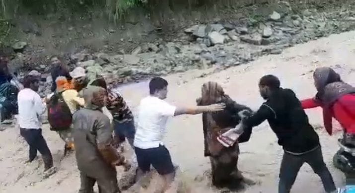 Police rescued two hundred pilgrims trapped in Batnagad drain
