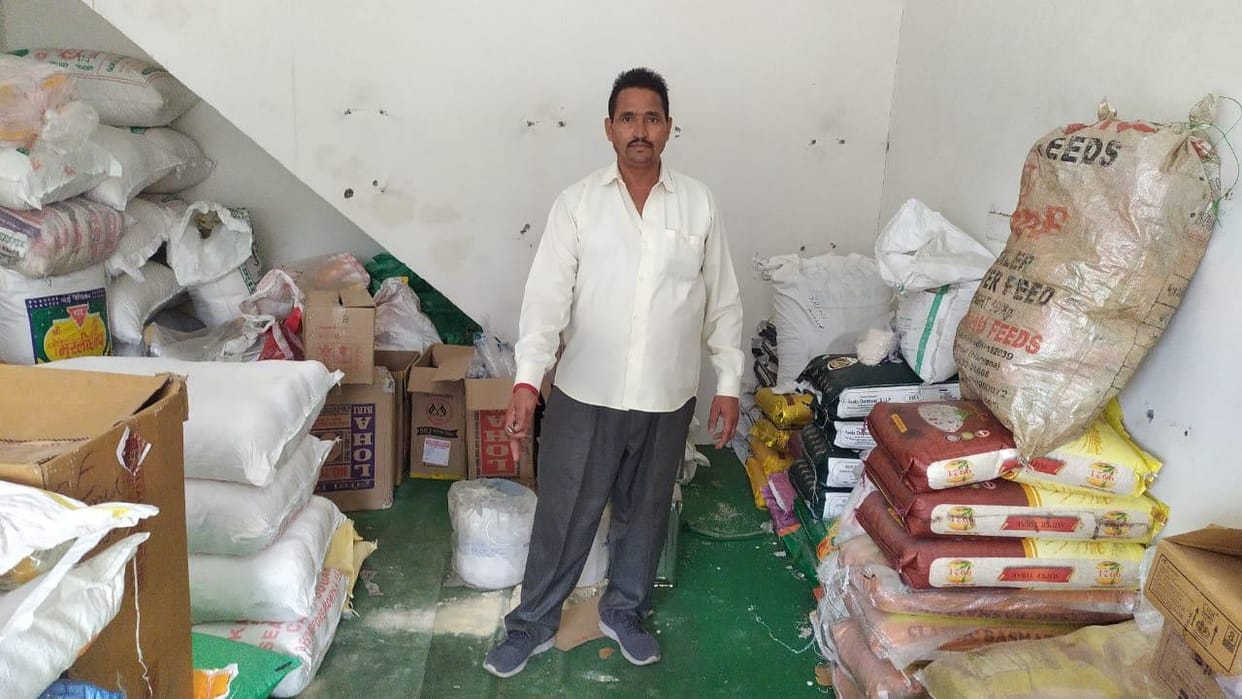 Ghee and refined theft of one lakh rupees by making a fake key of the warehouse