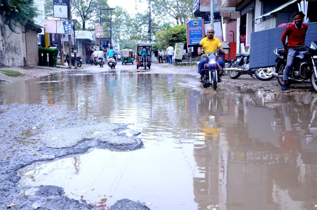 Rain became a disaster, water logging in the city, power failure due to burning of insulators