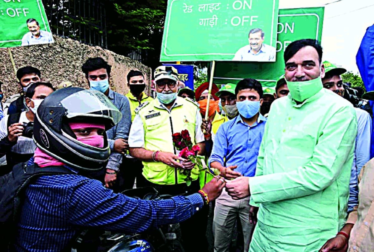 When the signal turned red, the minister appealed to stop the car by giving roses