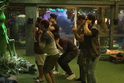 In Bigg Boss 15 all the boys apologized in front of the camera in the midnight